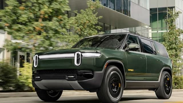 Rivian cuts hundreds of workers after R2 deliveries start