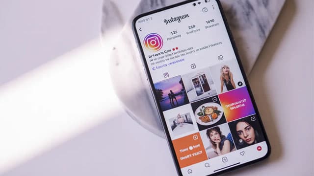 Meta offers rival AI chatbots free access to WhatsApp for a month