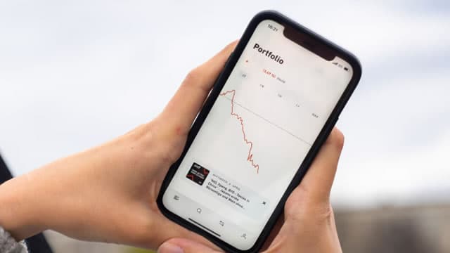 Is Robinhood's Premium Valuation Backed by Fundamentals or Hype?