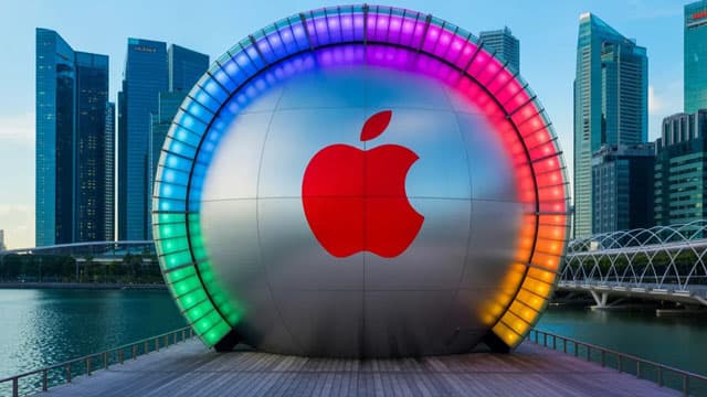 Apple CEO Tim Cook Just Passed His Successor a Mess