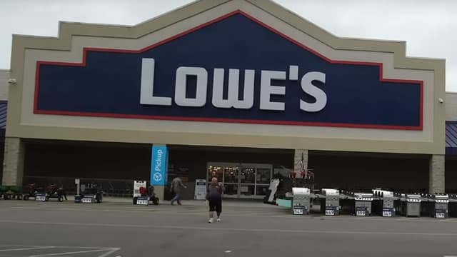 Lowe's (LOW) Stock Dips While Market Gains: Key Facts