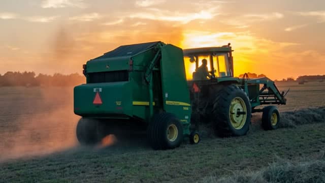 Deere Keeps Paying Out, but Is That Dividend Safe?
