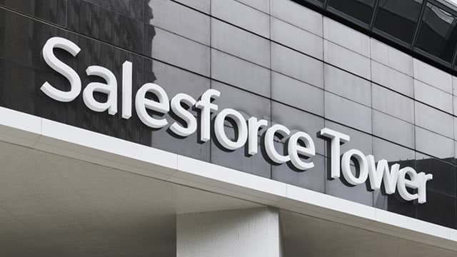 Salesforce (CRM) Stock Drops Despite Market Gains: Important Facts to Note