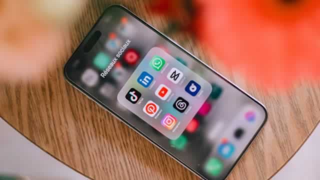 Pinterest (PINS) Stock Drops Despite Market Gains: Important Facts to Note