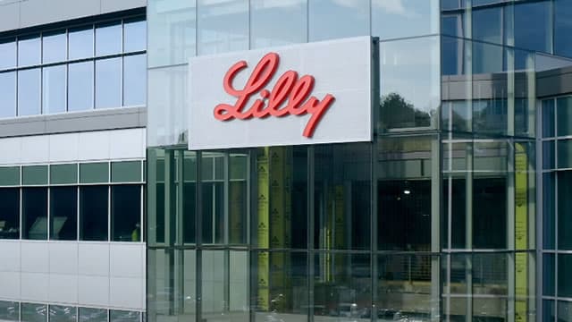Eli Lilly is suing pharmacies and peptide vendors over early sales of the next big weight-loss drug: retatrutide