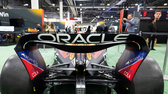 Oracle (ORCL) Stock Slides as Market Rises: Facts to Know Before You Trade