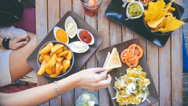 Outback Steakhouse Owner Sees Diners Buying Pricier Steaks; Google's AI Leadership Shuffle