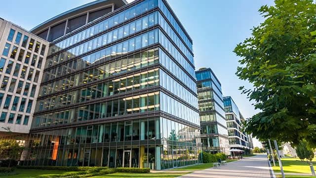 Realty Income vs Simon Property Group: Which REIT is Stronger Today?