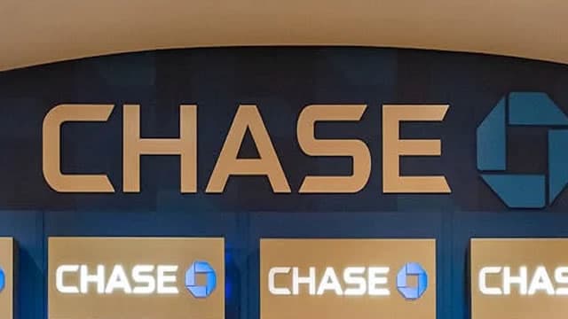 Dimon Warns Bank Taxes May Scrap JPMorgan's New London HQ