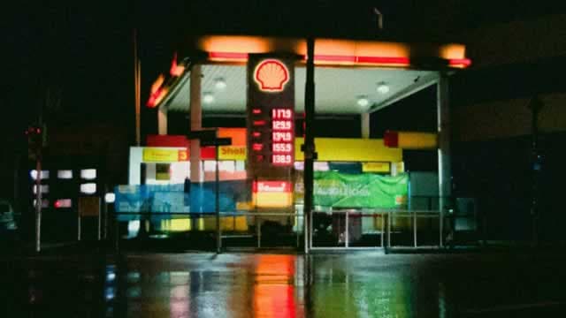 Shell (SHEL) Stock Drops Despite Market Gains: Important Facts to Note