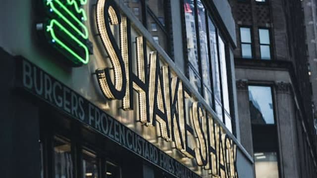 Can Operational Efficiency Sustain Shake Shack's EBITDA Momentum?