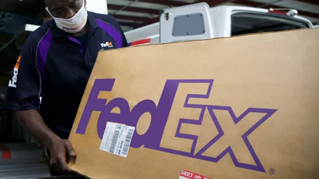 How To Earn $500 A Month From FedEx Stock Ahead Of Q4 Earnings