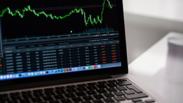 Gold Rises Sharply; Lyra Therapeutics Shares Plunge