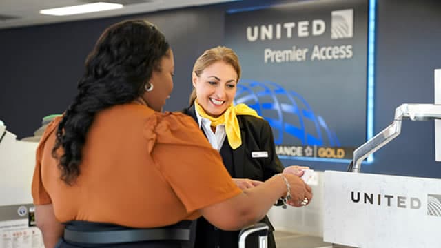 United Airlines' flight attendants ratify deal for 31% wage hike, boarding pay