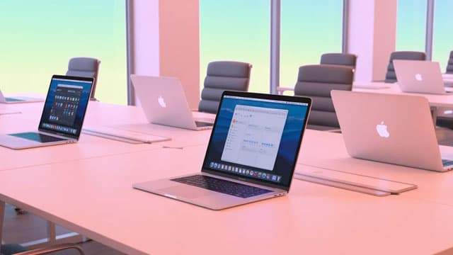 Apple Is Showing Signs Of Cratering This Month: Is One Wall Street Pro's Expectation of 33% Gains Persuasive?