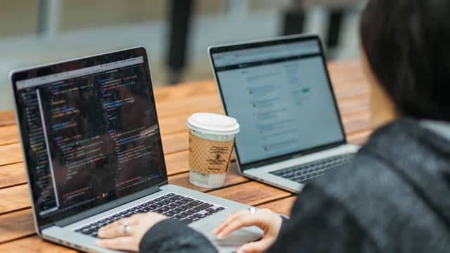 HubSpot Crashes To 52-Week Low: Is the Pivot To AI Agents Killing Momentum?