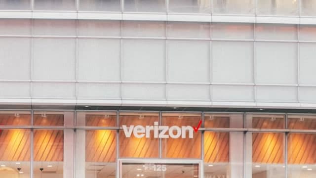 Verizon Communications (VZ) is a Top-Ranked Growth Stock: Should You Buy?