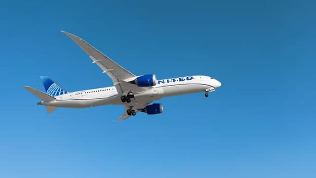 United Airlines flight attendants ratify new contract with 31% raises this summer