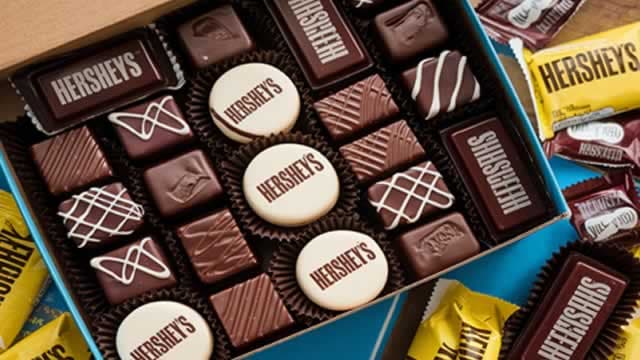 Hershey CFO Steven Voskuil Sells 950 Shares for $171,000