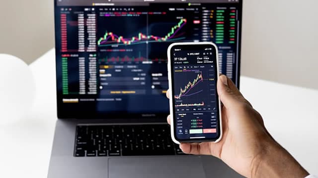 Wall Street's Most Accurate Analysts Spotlight On 3 Tech And Telecom Stocks Delivering High-Dividend Yields