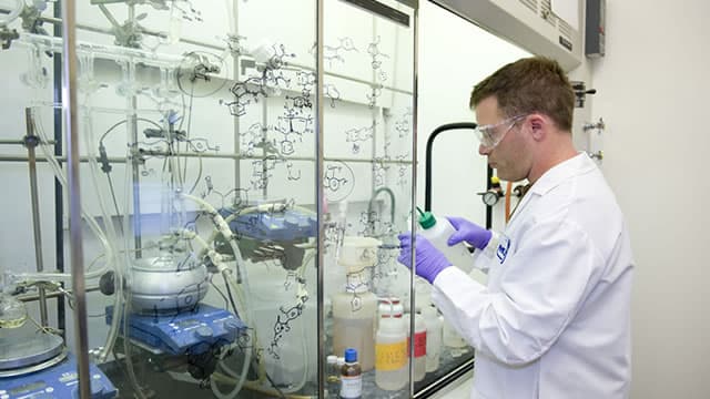 AMGN Beats on Q2 Earnings, Lifts Outlook Despite Legacy Drug Pressure