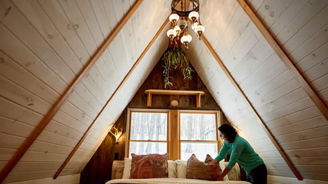 Airbnb Q1 Earnings Miss Estimates, Revenues Rise Y/Y, Shares Up