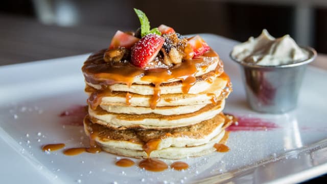 NATH vs. ARKR: Which Restaurant Stock Has More Upside for Investors?