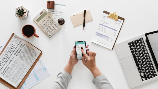 Dave vs. UiPath: Which Disruptive Tech Stock Has an Upside?