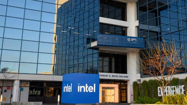Intel Bets on Cheaper AI as Foundry Losses Mount