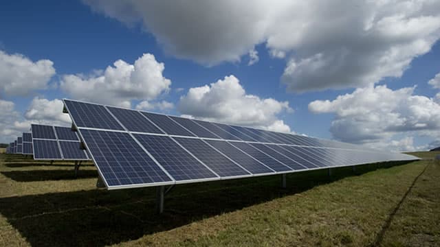 Two Alternative Energy Companies Diverge On Record Data Center Demand